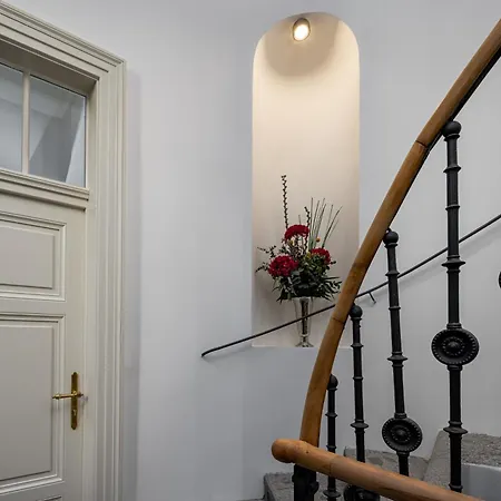 Ξενοδοχείο με διαμερίσματα The Bridge By Little King